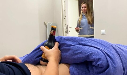 Пасынок попробовал мокрую киску мамки вместо секс-игрушки