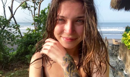 Русская девушка на веб камеру показывает красивую домашнюю мастурбацию