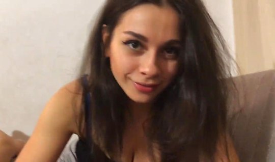 Русская девушка и ее парень снимают домашнее порно от первого лица, принимая сперму