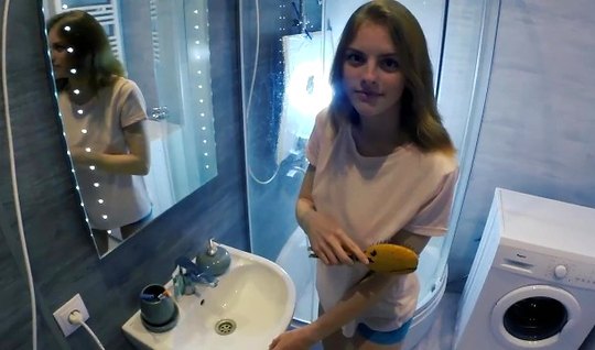 Худенькая молодуха в ванной прогнулась раком для порно от первого лица...