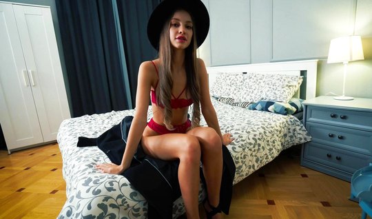 Русская девушка в шляпе от первого лица занимается сексом и получает оргазм