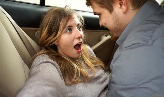 Девушка с мужчиной в машине снимают свое домашнее порно в разных позах