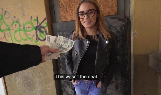 Девушка в очках соглашается сосать пикаперу ради денег